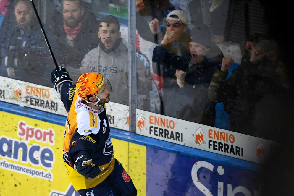 Ambri's player Bryan Flynn celebrates the 1-1 goal during the preliminary round game of National League Swiss Championship ice hockey game between HC Ambri Piotta and EHC Bienne at the ice stadium Valascia in Ambri, on Saturday, January 18, 2020. (KEYSTONE/Ti-Press/Samuel Golay)