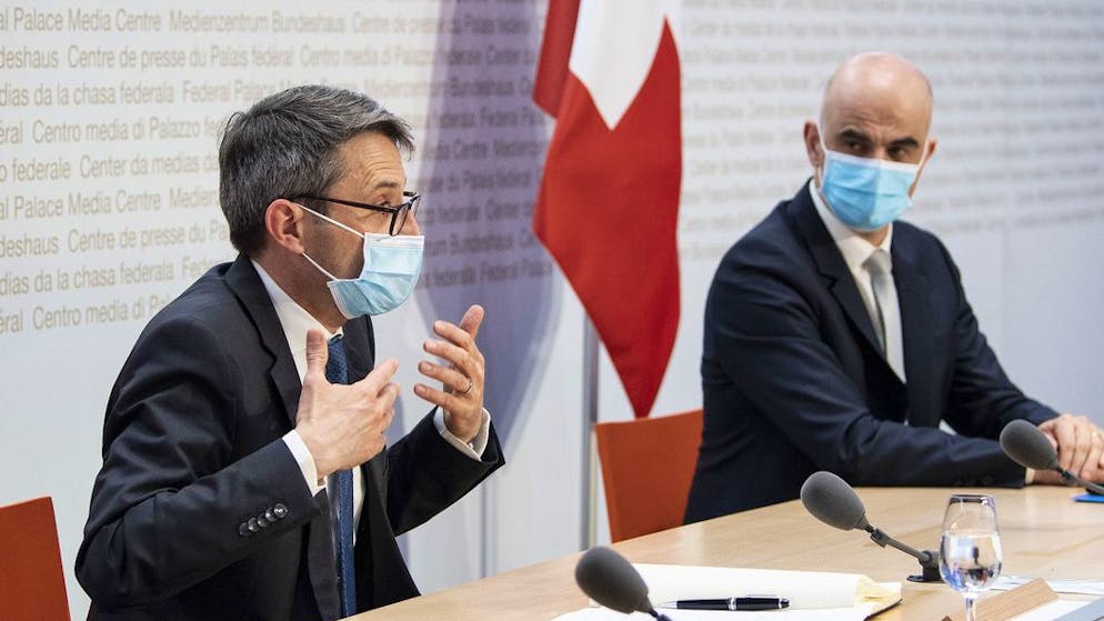 Bundesrat Alain Berset, rechts, und Lukas Engelberger, Praesident der Konferenz der kantonalen Gesundheitsdirektorinnen und -direktoren (GDK) sprechen an einer Medienkonferenz zur Covid Pandemie, am Donnerstag, 4. Maerz 2021, in Bern. (KEYSTONE/Peter Schneider)