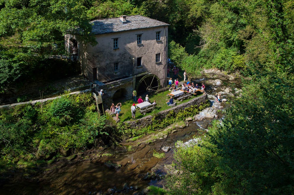 Breggia Bruzella (Valle di Muggio): Festa del 20° al Mulino di Bruzella. Nella foto visitatori al mulino.
© Ti-Press / Davide Agosta
