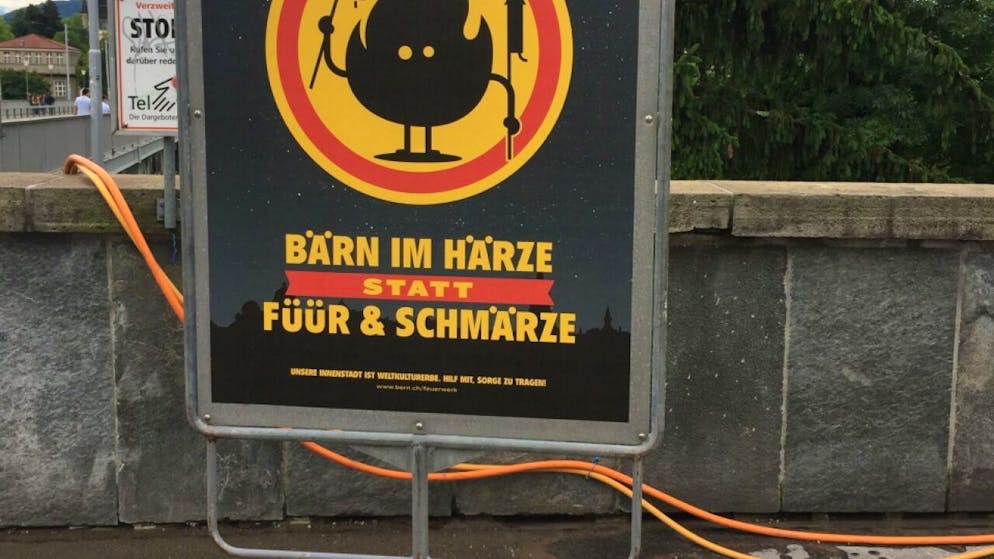 Wetter und Corona bremsen Festfreude am 1. August im Kanton Bern - Gallery. In der Berner Innenstadt war das Abbrennen von Feuerwerk erstmals offiziell verboten. Plakate erinnerten die Bevölkerung daran.