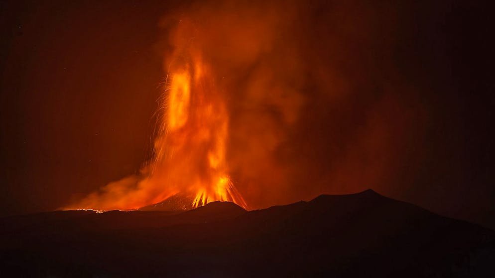 Lava bricht aus einem Krater des Vulkans Ätna, des grössten aktiven Vulkans in Europa. Foto: