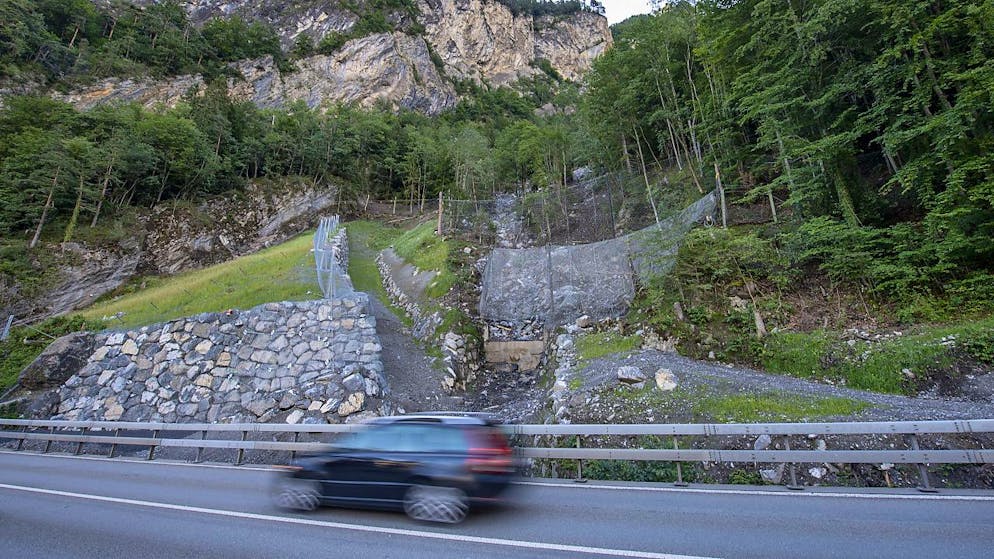 Die Polizei hat die Axenstrasse im Kanton Uri wegen Steinschlags erneut gesperrt. (Archivbild)