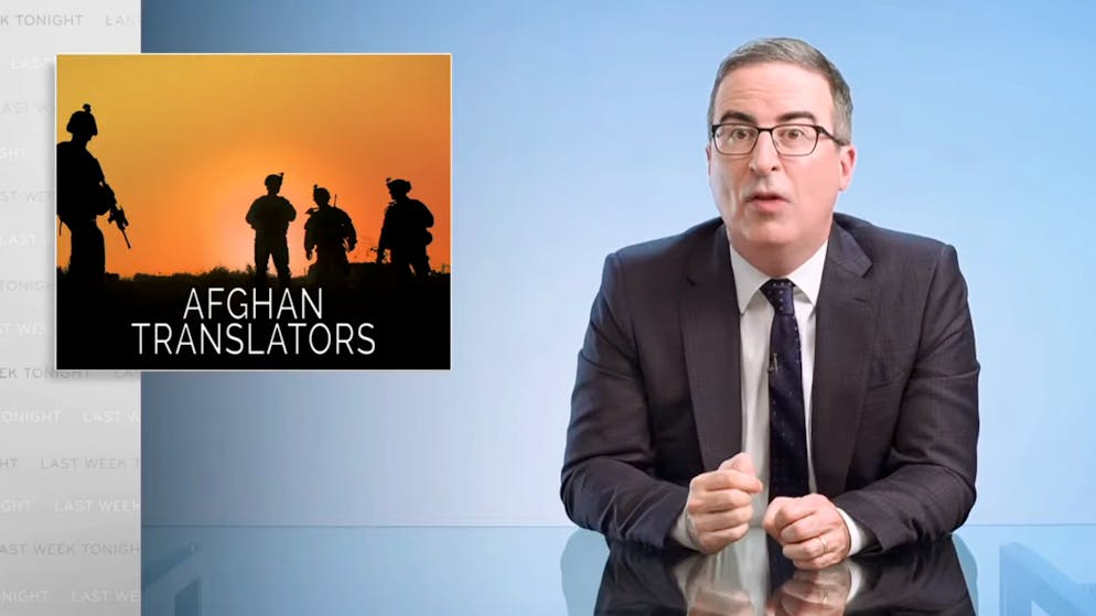 «Last Week Tonight»-Host John Oliver thematisiert die düstere Zukunft, die afghanischen Übersetzern bevorsteht, wenn die Taliban in Afghanistan weiter an Boden gewinnen.