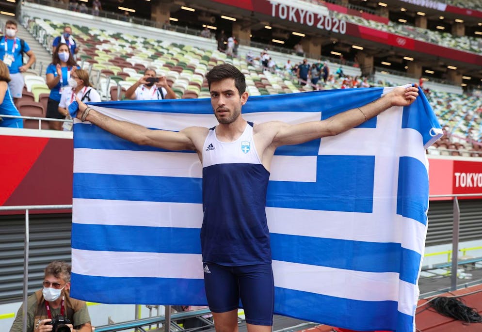 epa09386713 Gold Medalist Miltiadis Tentoglou of Greece poses with the Greek flag afer clinching the gold medal in the Men's Long Jump final during the Athletics events of the Tokyo 2020 Olympic Games at the Olympic Stadium in Tokyo, Japan, 02 August 2021. EPA/DIEGO AZUBEL