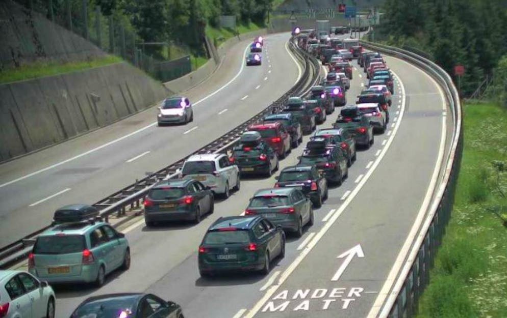 La colonna che si è formata lunedì mattina al portale nord del tunnel del San Gottardo.
