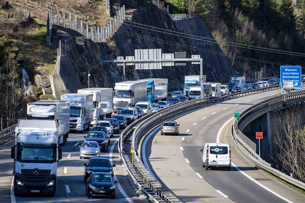 Der Osterreiseverkehr staut sich vor dem Gotthard-Tunnel zwischen Goeschenen und Amsteg auf der A2 in Richtung Sueden auf rund 2 Kilometer Laenge, am Donnerstag, 1. April 2021. (KEYSTONE/Urs Flueeler)