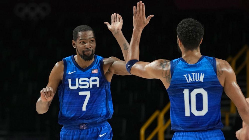 Kevin Durant klatscht mit Teamkollege Jayson Tatum ab.