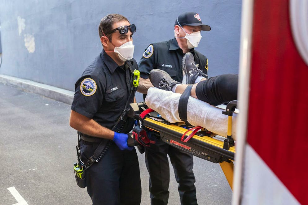 Les ambulanciers paramédicaux Cody Miller, à gauche, et Justin Jones répondent à un appel d'exposition à la chaleur lors d'une vague de chaleur, le samedi 26 juin 2021, à Salem, Oregon.