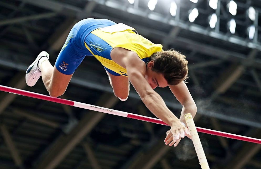 Armand 'Mondo' Duplantis vola altissimo ma tocca leggermente in discesa. Il record del mondo è alla sua portata