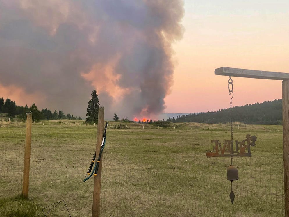 Sur cette photo fournie par Marshall Potts Music, le feu de forêt de Sparks Lake brûle à Kamloops, en Colombie-Britannique, le mercredi 30 juin 2021.