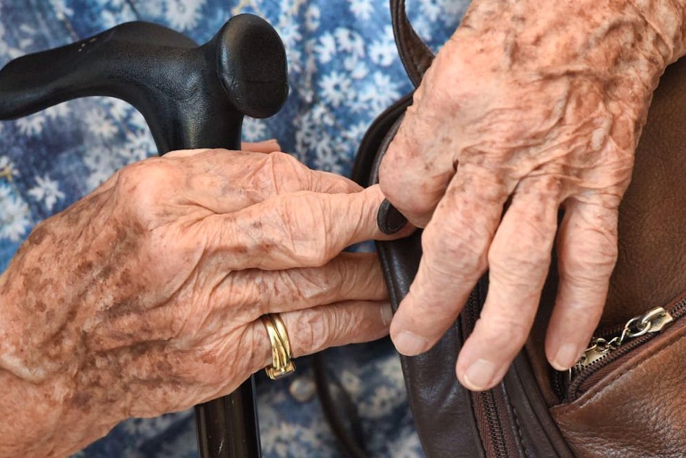 ARCHIV – Eine 100 Jahre alte Frau nestelt während eines Pressegesprächs am Rande des Deutschen Seniorentags an ihrer Handtasche. Die Zahl der Hochbetagten in Deutschland hat einen Höchststand erreicht. 2020 waren laut Statistischem Bundesamt 20 465 Menschen 100 Jahre oder älter. Das waren 3523 mehr als 2019. Foto: Arne Dedert/dpa