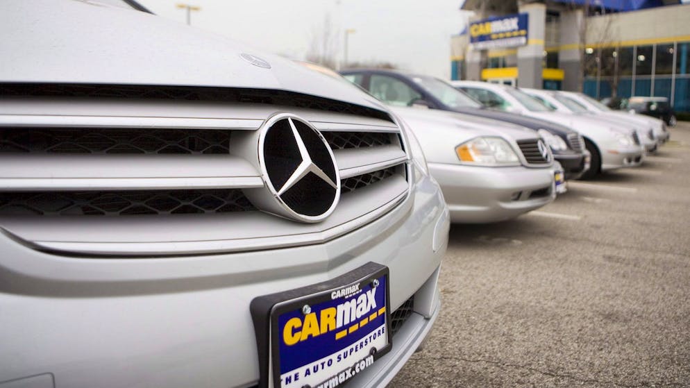 Used cars sit on the lot of the Carmax auto store in Glencoe, Illinois near Chicago Wednesday, 20 December 2006. Shares of CarMax, the USA's largest used car retailer, shot up nearly 13 percent after the company reported that third quarter net income rose 98 percent to 45.4 million US dollar (34.5 million euros) from 22.9 million US dollar (17.4 million euros) a year ago. CarMax is predicting 1.76 US dollar to 1.85 US dollar per share earnings for 2007. EPA/TANNEN MAURY