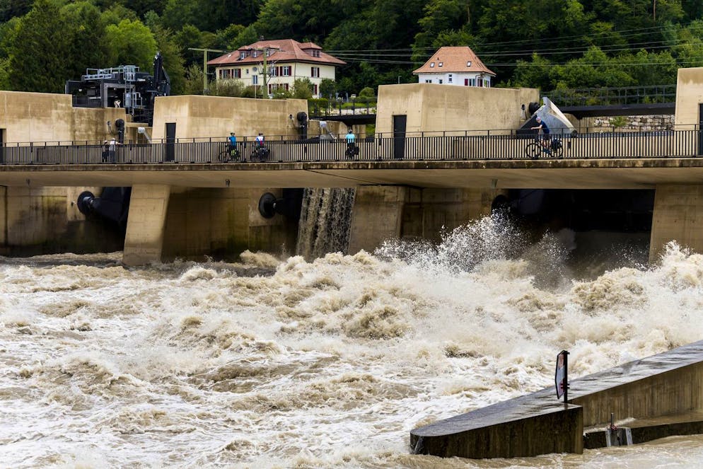 Une vue sur le barrage hagneck entre l'Aar et le lac de Bienne lors de la montee de l'eau du lac de Bienne suite aux fortes précipitations des derniers jours le vendredi 16 juillet 2021 a Hagneck.