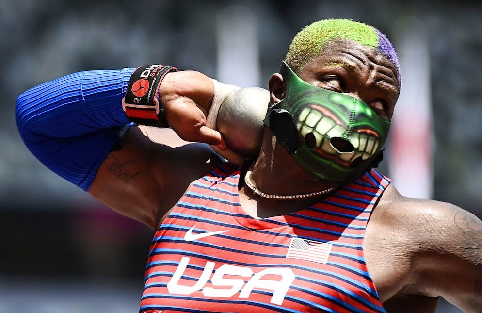 Raven Saunders con la maschera da Hulk