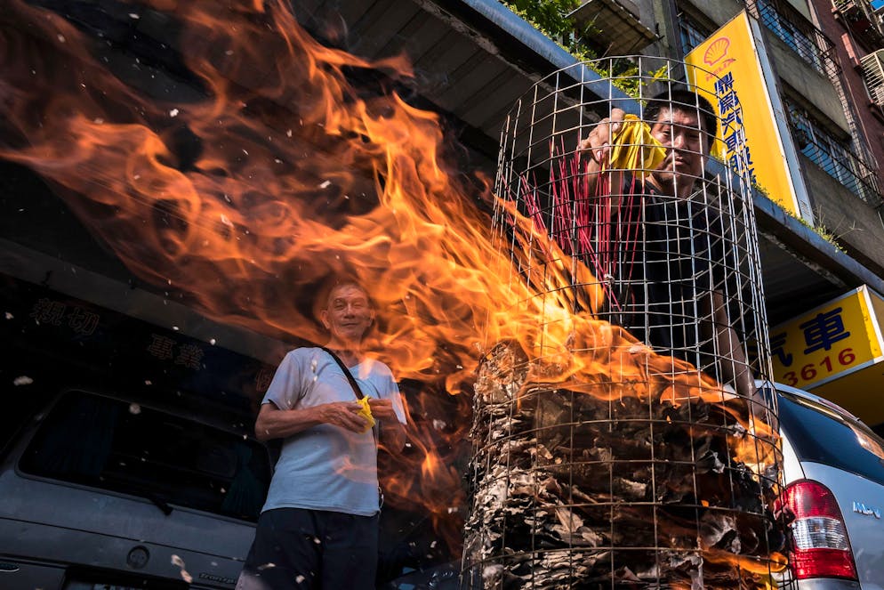 Wo die Geister im Sommer Ferien machen. Im Geistermonat haben die Geschäfte, welche spirituelle Währung verkaufen, Hochkonjunktur. Sie bieten Geistergeld in allen Formen und Farben an. Jede Währung hat einen spezifischen Wert, somit kann jeder Käufer je nach Situation bestimmen, was genau die Geister bekommen sollen.