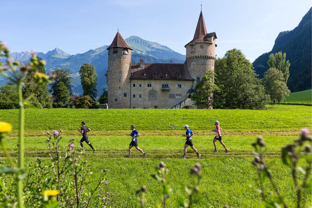 Gigathleten passieren das Schloss Marschlins in Igis im Churer Rheintal, am Dienstag, 9. Juli 2013. Rund 6200 Gigathleten starteten am Montag zum Swiss Olympic Gigathlon ueber 6 Etappen mit Start in Chur und Ziel in Lausanne. (KEYSTONE/Arno Balzarini)