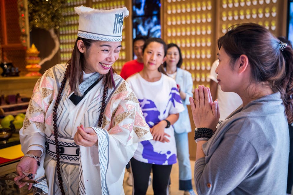 Wo die Geister im Sommer Ferien machen. Geht es um Probleme mit Geistern, lassen sich die Menschen gerne von jemandem persönlich beraten. In Taiwan gibt es dafür eine unüberschaubare Anzahl von Geistermedien. Diese führen meist ein ganz normales Leben. Sie arbeiten als Taxifahrer, Lehrer oder Kellner. Eines haben sie aber alle gemeinsam: Sie können mit beiden Welten kommunizieren.