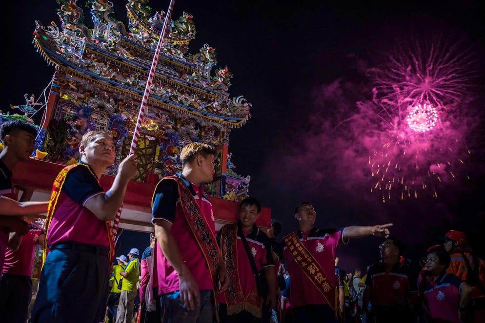 Wo die Geister im Sommer Ferien machen. «Die Moral der Menschen ist schwach, alles muss wissenschaftlich erwiesen sein», tadelt Du Zhen Hao, Taiwans jüngster Volkskünstler, die Gesellschaft: «Dabei scheint die neueste Technologie zunehmends wichtiger zu sein als die spirituelle Pflege der Vorfahren.» Mit seiner Kunst ermahnt er zum Umdenken und ermuntert zugleich viele junge Talente ihr eigenes Ding durchzuziehen.