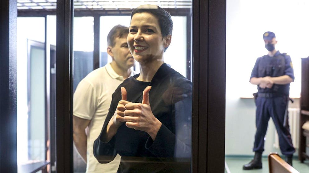 Maria Kolesnikova e il suo avvocato Maxime Znak (alle sue spalle) rischiano rispettivamente fino a 12 anni e sette anni di carcere.