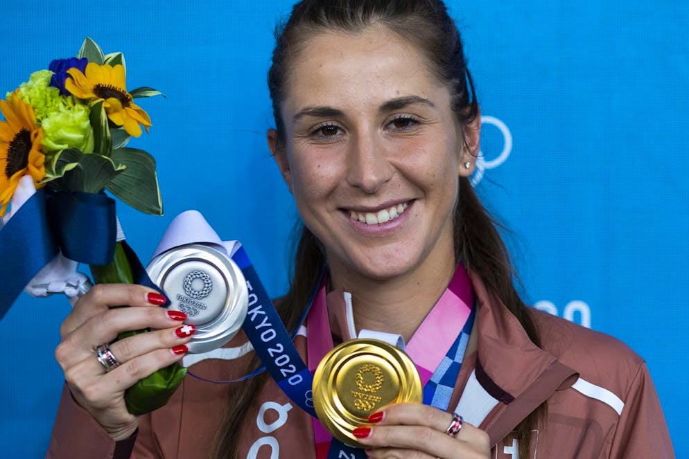 Belinda Bencic mostra sorridente la medaglia d'oro e quella di bronzo, vinte di recente alle Olimpiadi di Tokyo