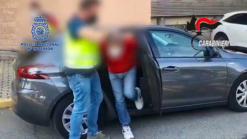 HANDOUT - Das Standbild aus einem von der spanischen Nationalpolizei zur Verfügung gestellten Video zeigt den Mafiosi nach seiner Festnahme in Madrid. Foto: Policia Nacional/dpa - ACHTUNG: Nur zur redaktionellen Verwendung im Zusammenhang mit der aktuellen Berichterstattung und nur mit vollständiger Nennung des vorstehenden Credits