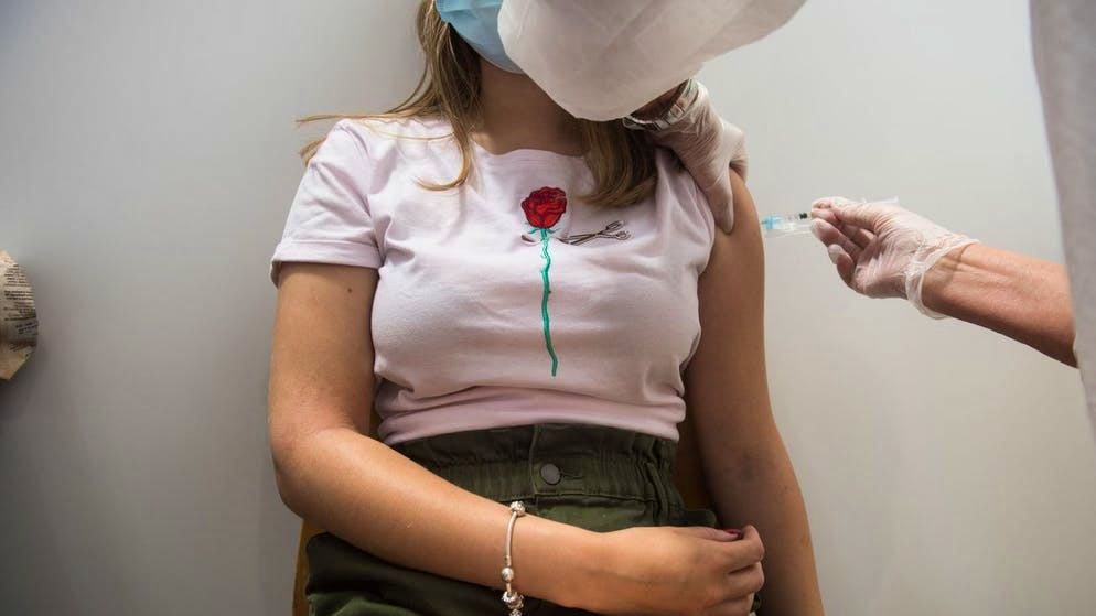 Una politica pensa che le giovani donne medico dovrebbero fornire alle giovani donne le informazioni necessarie sulla vaccinazione.