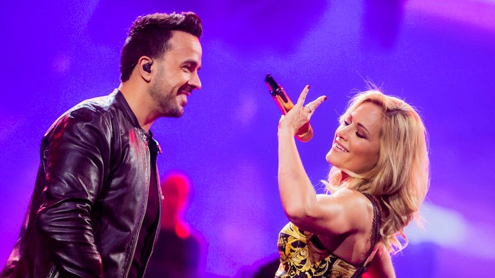 ARCHIV - 08.12.2018, Nordrhein-Westfalen, Düsseldorf: Deutsch-Popstar Helene Fischer singt mit Luis Fonsi, Sänger aus Puerto Rico, bei der Aufzeichnung der Helene Fischer Show. Fischer kündigte als neue Single einen spanischen Song im Duett mit Fonsi an. (zu dpa Helene Fischer kehrt mit Duett zurück - und will zum Mars) Foto: Rolf Vennenbernd/dpa +++ dpa-Bildfunk +++ (KEYSTONE/DPA/Rolf Vennenbernd)