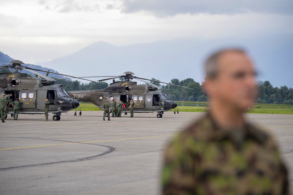 Drei Transporthelikopter 06 (TH06) der Schweizer Armee, besser bekannt als Super Puma, starten auf dem Airport Locarno in Richtung Griechenland, am Samstag, 7. August 2021. Die Schweiz unterstuetzt mit drei Super Puma Helikoptern die Loescharbeiten der Waldbraende in Griechenland. (KEYSTONE/Urs Flueeler)
