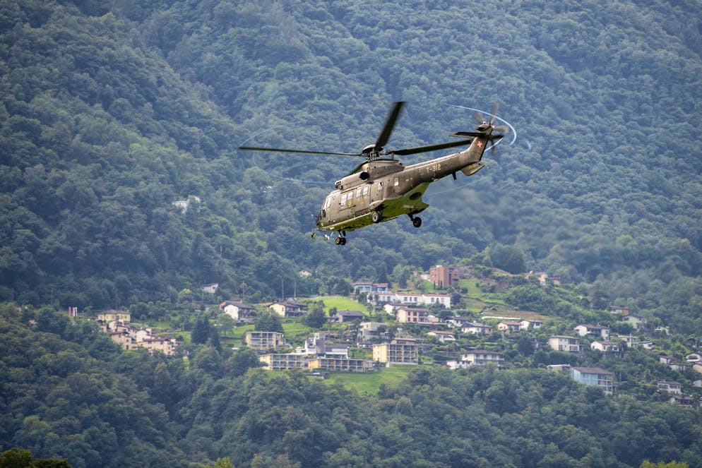 Drei Transporthelikopter 06 (TH06) der Schweizer Armee, besser bekannt als Super Puma, starten auf dem Airport Locarno in Richtung Griechenland, am Samstag, 7. August 2021. Die Schweiz unterstuetzt mit drei Super Puma Helikoptern die Loescharbeiten der Waldbraende in Griechenland. (KEYSTONE/Urs Flueeler)