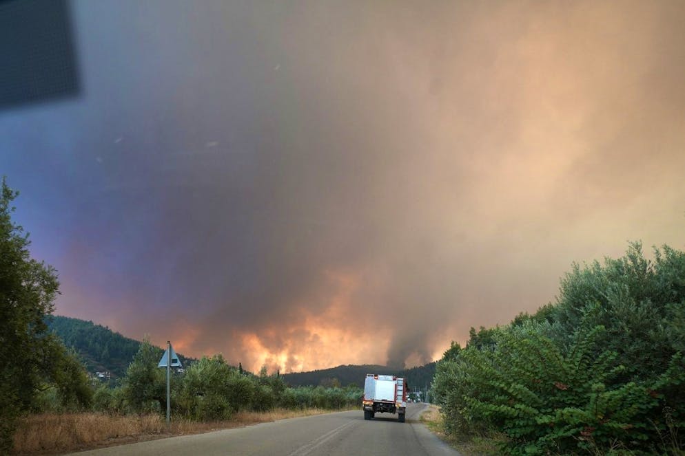 Des flammes s'approchent du village de Gouves sur l'île d'Eubée, à environ 185 kilomètres (115 miles) au nord d'Athènes, en Grèce, le dimanche 8 août 2021.