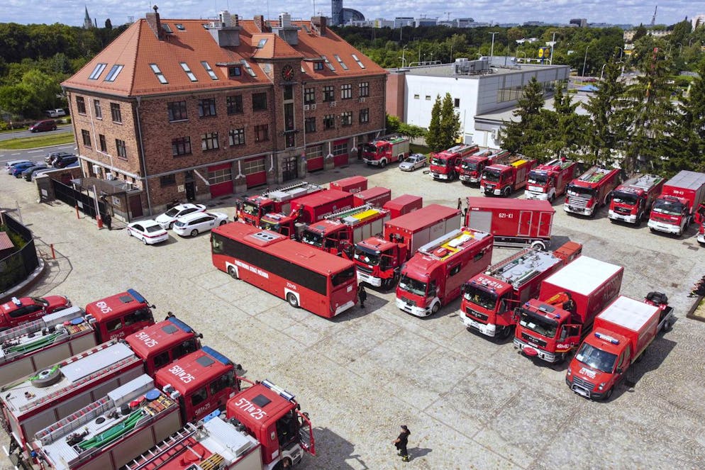 Des camions de pompiers sont exposés dans les locaux du siège provincial du service d'incendie de l'État à Wroclaw, Pologne, 07 août 2021. Un groupe de pompiers se rend en Grèce pour aider à lutter contre les incendies en Eubée, au nord-est d'Athènes et dans de nombreux endroits du sud région du Péloponnèse.