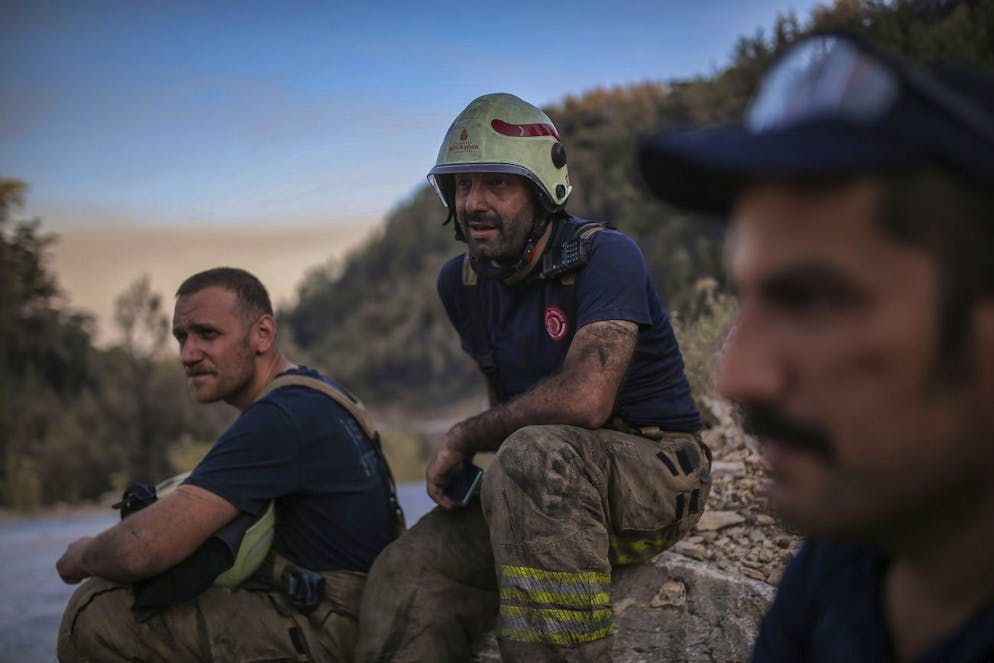 Les pompiers inspectent la région de Milas, à Mugla, en Turquie, le samedi 7 août 2021. Dans la province balnéaire turque de Mugla, la plupart des incendies semblaient être maîtrisés samedi.