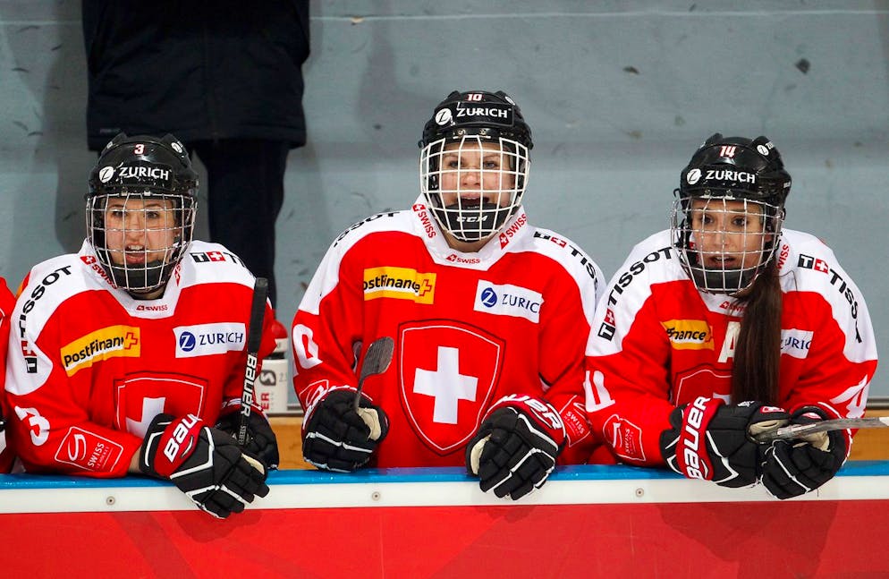 Switzerland's Phoebe Staenz, center, together with Anja Stiefel, left, and Evelina Raselli, right, during the women's ice hockey qualification game between Switzerland and Norway, at the Olympic Qualification Tournament for the 2018 Pyeongchang Winter Olympics, in Arosa, Switzerland, on Saturday, February 11, 2017. (KEYSTONE/Eddy Risch)