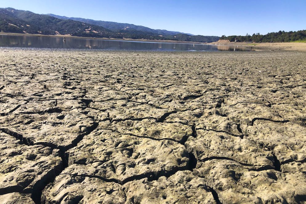 Un lit sec exposé est vu au lac Mendocino près d'Ukiah, en Californie, le mercredi 4 août 2021. Les touristes affluent vers la pittoresque ville côtière de Mendocino pour ses maisons victoriennes et ses sentiers de falaise, mais les visiteurs cet été trouveront également des toilettes portables publiques et des dizaines de panneaux sur les palissades annonçant le pittoresque hameau du nord de la Californie : « Severe Drought Please conserv water. »