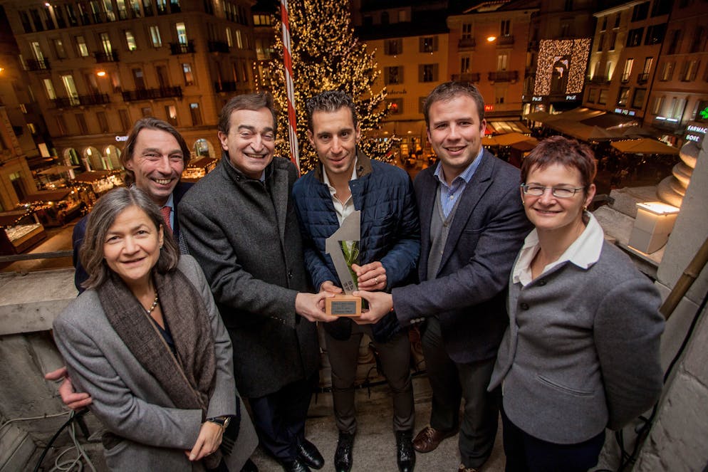 Lugano: Premio al Merito Sportivo 2014 al corridore Vincenzo Nibali. Nella foto la consegna del premio, da sin Giovanna Masoni Brenni, Michele Foletti, il sindaco Marco Borradori, Vincenzo Nibali, Michele Bertini e Cristina Zanini Berzaghi.
© Ti-Press / Pablo Gianinazzi