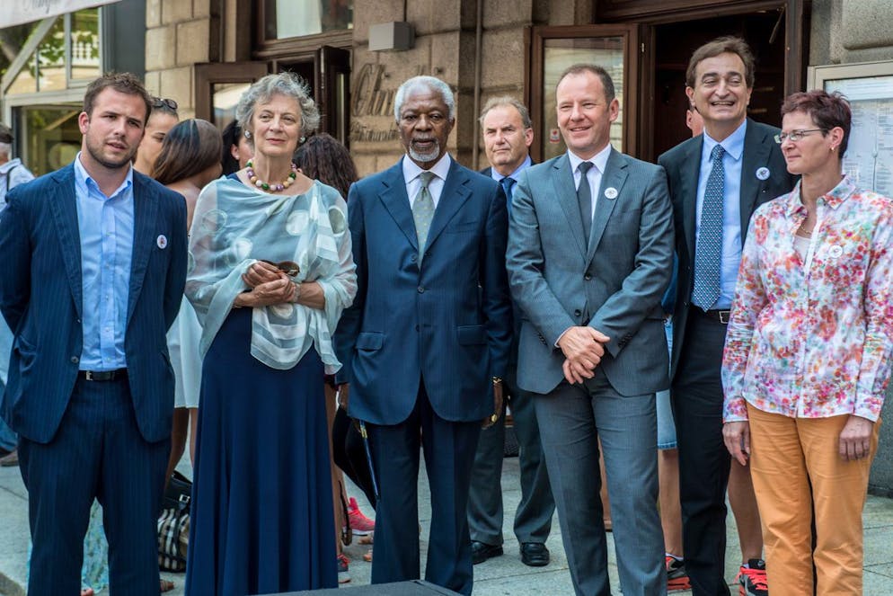 Kofi Annan, former Secretary-General of the United Nations, centre, poses with Michele Bertini, counsellor of the Canton of Ticino, Annan's wife Nane Lagergren, Serge del Busco, counsellor of the Canton of Geneva, Marco Borradori, Mayor of Lugano, and Cristina Zanini Barzaghi, member of the local council of Lugano, from left to right, during the event 