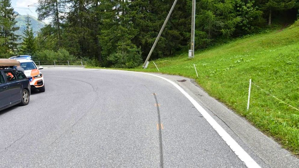 Ein 34-jähriger Töfffahrer ist von der Splügenpassstrasse abgekommen und hat bei dem Unfall leichte Verletzungen erlitten.
