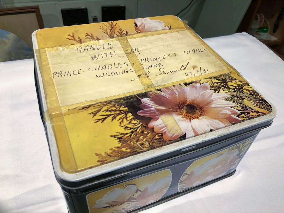 Stück Hochzeitstorte von Charles und Diana versteigert - Gallery. In einer Dose 40 Jahre sicher durch die Zeit gebracht.