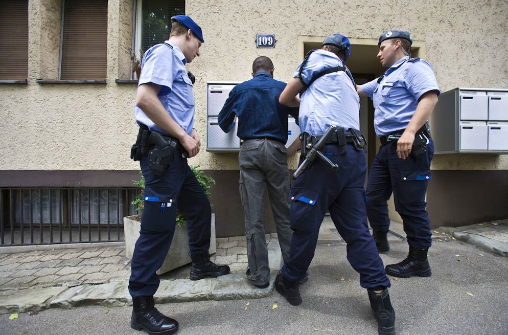 Three municipal police officers of Zurich's special unit SOKO Uno 44 search and arrest a man who is not allowed to stay in the canton of Zurich, pictured on May 30, 2008 in Zurich, Switzerland. The SOKO Uno 44's task is to prevent the formation of a hidden drug scene. (KEYSTONE/Gaetan Bally)
Drei Zuercher Stadtpolizisten des Sonderkommissariats Uno 44 durchsuchen und verhaften am 30. Mai 2008 in Zuerich, Schweiz, einen Mann, der im Kanton Zuerich Rayonverbot hat. Der Auftrag der SOKO Uno 44 ist die Verhinderung einer verdeckten Drogenszene. (KEYSTONE/Gaetan Bally)
