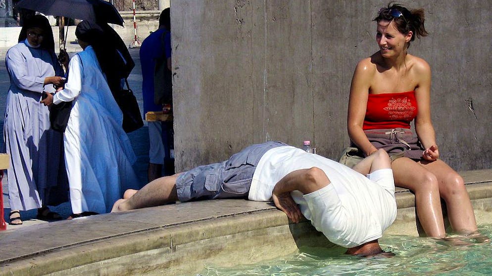 Hitze global: Die Erwärmung des Mittelmeers spüren wir bis in die Schweiz. Denn normalerweise habe das Meer einen kühlenden Effekt auf die Temperaturen an Land. Dieser fällt nun weg. Im Bild: Menschen kühlen sich in Rom ab.