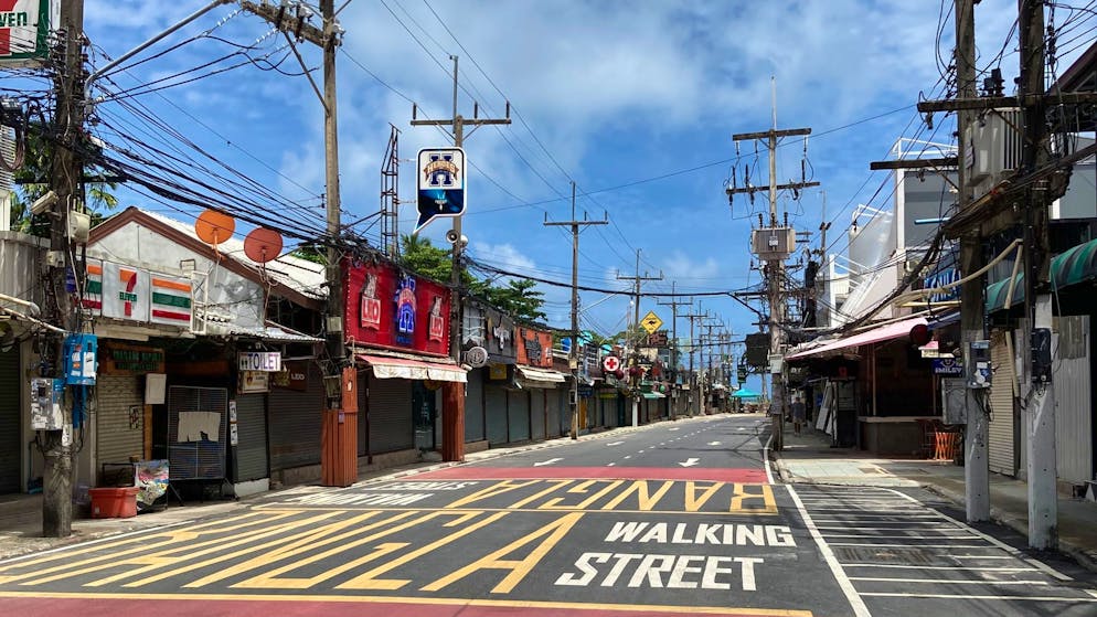 Keine Party in Thailand. Die berühmte Bangla Road – vor Corona der Hotspot des Tourismus auf Phuket.