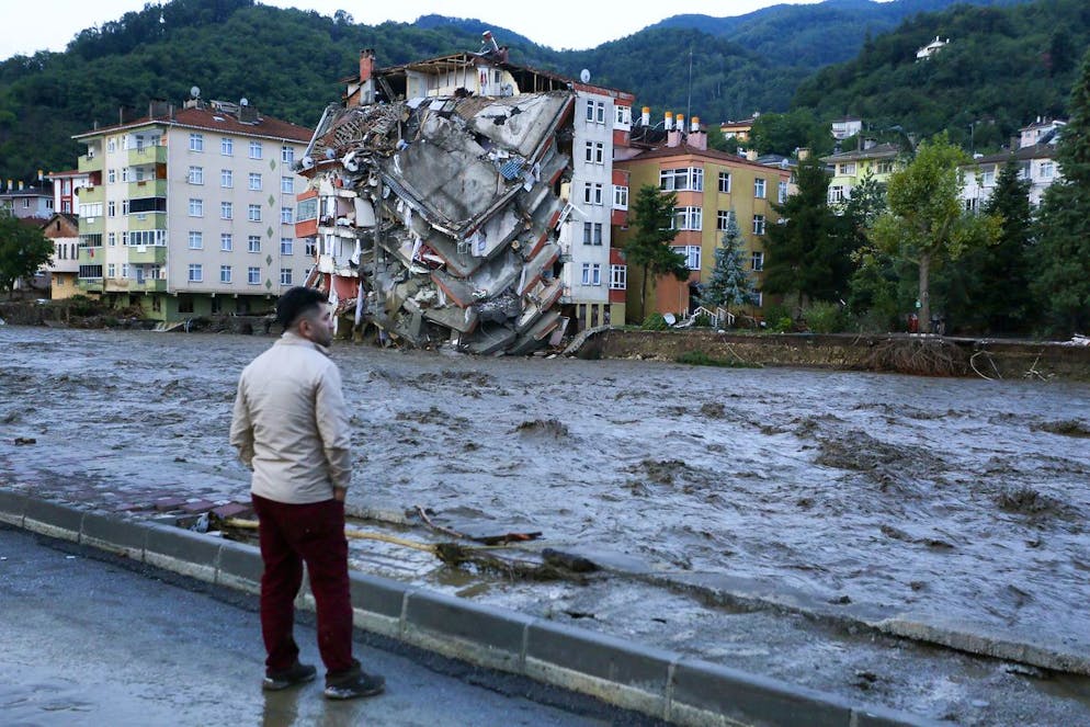 Un homme regarde les eaux de crue déferler dans la ville de Bozkurt, dans la province turque de Kastamonu, le jeudi 12 août 2021.