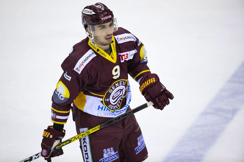 Geneve-Servette's forward Damien Riat returns on his bench, during a National League regular season game of the Swiss Championship between Geneve-Servette HC and EHC Biel-Bienne, at the ice stadium Les Vernets, in Geneva, Switzerland, Wednesday, December 23, 2020. The game is played behind closed doors due to the coronavirus COVID-19 pandemic. (KEYSTONE/Salvatore Di Nolfi)