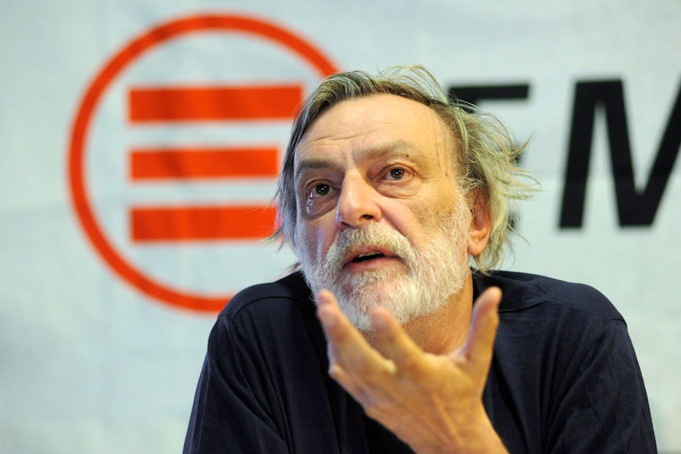 epa02112225 The founder of the humanitarian organization Emergency Gino Strada, during a press conference Sunday, April 11, 2010 in Milan, concerning the three operators of the humanitarian organization who were arrested 10 april in the hospital of Lashakar-Gah in Afghanistan. EPA/MILO SCIAKY