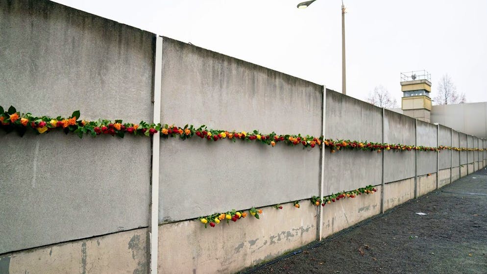 Rosen stecken in den Mauerspalten nach der Gedenkveranstaltung der Stiftung Berliner Mauer an der Bernauer Strasse in Berlin. (Archiv)