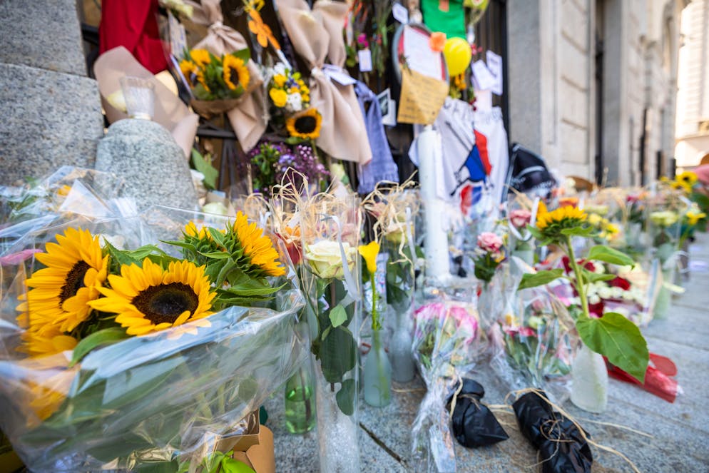 Lugano: decesso Marco Borradori, cordoglio e bandiere a mezz'asta. Nella foto fiori e messaggi di cordoglio sulle cancellate di Palazzo Civico per la morte prematura del sindaco Marco Borradori.
© Ti-Press / Massimo Piccoli