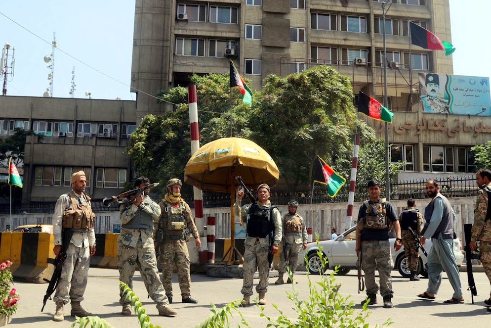 Soldati afghani a guardia di un check point a Kabul. I talebani hanno circondato la capitale afghana.