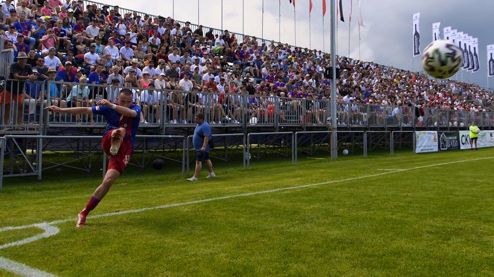 Basels Liam Alan Millar, kaempft um dem Ball, in der 1. Runde des Fussball Schweizer Cup zwischen dem FC Schoenenwerd-Niedergoesgen und FC Basel 1893, am Sonntag, 15. August 2021 im Sportplatz Inseli, in Niedergoesgen. (KEYSTONE/Anthony Anex)