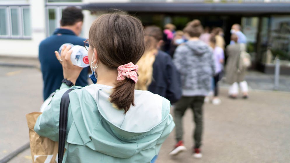 Jugendliche ab 12 Jahren warten vor dem Kinderspital Zürich auf ihre Corona-Impfung. 