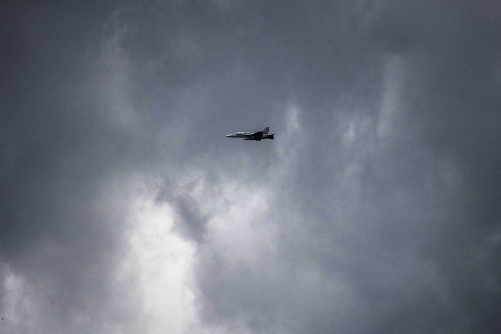 Eine F/A-18 Hornet der Schweizer Luftwaffe fliegt unter der Wolkendecke, fotografiert am Donnerstag, 8. Juli 2021 bei Derendingen. (KEYSTONE/Christian Beutler)
